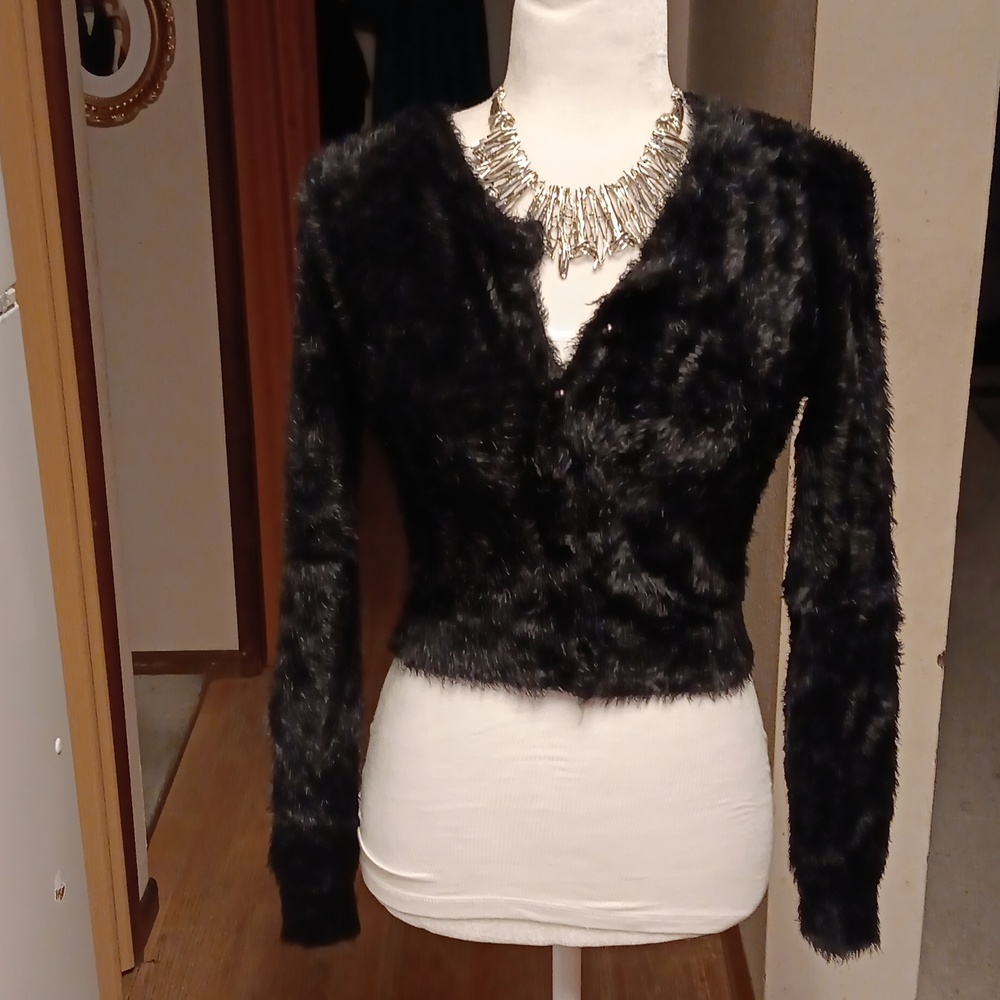 VERTY BLACK FUZZY CROPPED BUTTON UP SWEATER